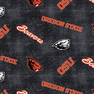 Puede incluir: Tela negra con un patrón repetido de logotipos de la Universidad Estatal de Oregón, incluyendo las palabras "OREGON STATE", "OSU" y "Beavers", junto con la mascota del castor en naranja y negro.