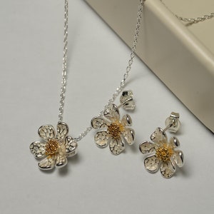 Daisy Flower Necklace and earstuds matching set