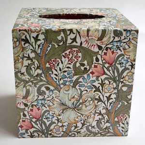 Golden Lily van William Morris: kubus met deksel van houten tissuedoos