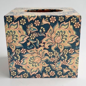 Bloemmotief in barokstijl van William Morris - kubus met deksel van houten tissuedoos