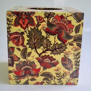 Vintage decoratief bloemenpatroon - kubus met deksel van houten tissuedoos