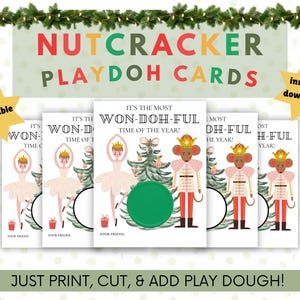 Puede incluir: Tarjetas imprimibles de plastilina Cascanueces con un diseño festivo. Las tarjetas presentan ilustraciones de una bailarina, un cascanueces y un árbol de Navidad. El texto incluye "It's the Most Won-Doh-Ful Time of the Year!" y "Just Print, Cut, & Add Play Dough!"