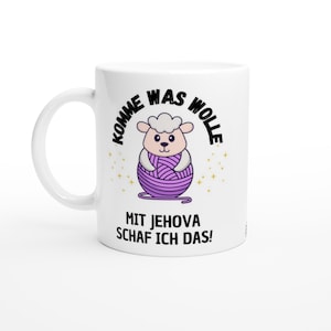Könnte beinhalten: Weiße Keramik-Tasse mit einem Cartoon-Schaf, das einen Knäuel lila Wolle hält. Auf der Tasse steht in schwarzer Schrift "KOMME WAS WOLLE" und "MIT JEHOVA SCHAF ICH DAS!". Goldene Sternakzente sind ebenfalls vorhanden.