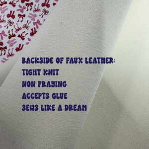 K&ouml;nnte beinhalten: Nahaufnahme der R&uuml;ckseite eines Kunstleder-Stoffs. Der Stoff ist cremefarben mit einem engmaschigen, nicht ausfransenden Gewebe. Der Text auf dem Stoff lautet: "BACKSIDE OF FAUX LEATHER: TIGHT KNIT, NON FRAYING, ACCEPTS GLUE, SEWS LIKE A DREAM."