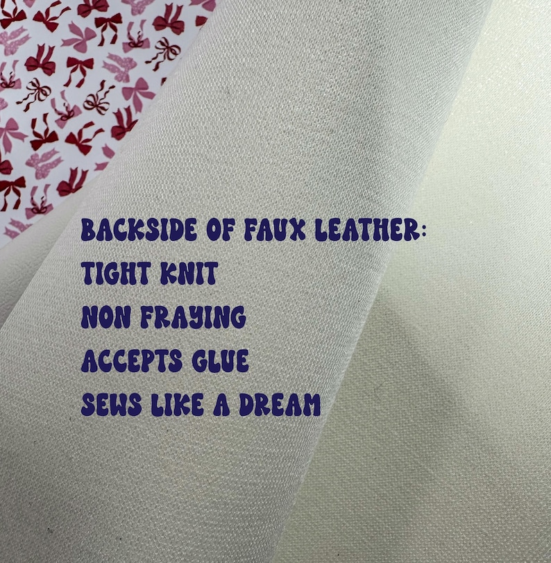 K&ouml;nnte beinhalten: Nahaufnahme der R&uuml;ckseite eines Kunstleder-Stoffs. Der Stoff ist cremefarben mit einem engmaschigen, nicht ausfransenden Gewebe. Der Text auf dem Stoff lautet: "BACKSIDE OF FAUX LEATHER: TIGHT KNIT, NON FRAYING, ACCEPTS GLUE, SEWS LIKE A DREAM."