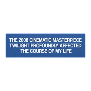 Op de afbeelding: Een rechthoekige blauwe sticker met witte tekst die luidt: THE 2008 CINEMATIC MASTERPIECE TWILIGHT PROFOUNDLY AFFECTED THE COURSE OF MY LIFE. Het ontwerp is eenvoudig, met vetgedrukte hoofdletters gecentreerd tegen een effen blauwe achtergrond.