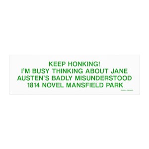 Könnte beinhalten: Ein weißer rechteckiger Aufkleber mit grünem Text. Der Text lautet: "KEEP HONKING! I'M BUSY THINKING ABOUT JANE AUSTEN'S BADLY MISUNDERSTOOD 1814 NOVEL MANSFIELD PARK." Der Aufkleber enthält auch den Text "PUDDLE CHICAGO."