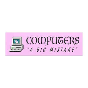 Peut inclure: Un autocollant rectangulaire sur fond rose clair présentant une illustration en pixel art d'un ordinateur de bureau vintage sur la gauche. Le texte "COMPUTERS" est écrit dans une police sombre et stylisée, suivi du texte "A BIG MISTAKE" en dessous.