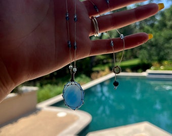 Collar de piedra de Calcedonia (Calcedonia) hecho a mano de longitud media