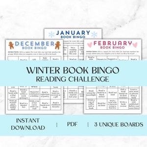 Può includere: Tre schede di bingo stampabili per una sfida di lettura di libri invernali. Ogni scheda presenta un mese diverso: dicembre, gennaio e febbraio. Le schede hanno rispettivamente un design di pan di zenzero, fiocco di neve e cuore. Ogni scheda ha una griglia 5x5 con caselle che includono prompt come "Leggi un libro con una copertina blu", "Leggi un libro che hai ricevuto in regalo" e "Leggi un libro di un autore nero".