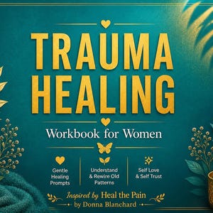 Puede incluir: Una portada de libro turquesa y dorada con las palabras "TRAUMA HEALING" en letras doradas grandes. El libro es un "Workbook for Women" e incluye indicaciones para la curación, la comprensión de patrones y el amor propio. Una vela encendida está en un soporte dorado.