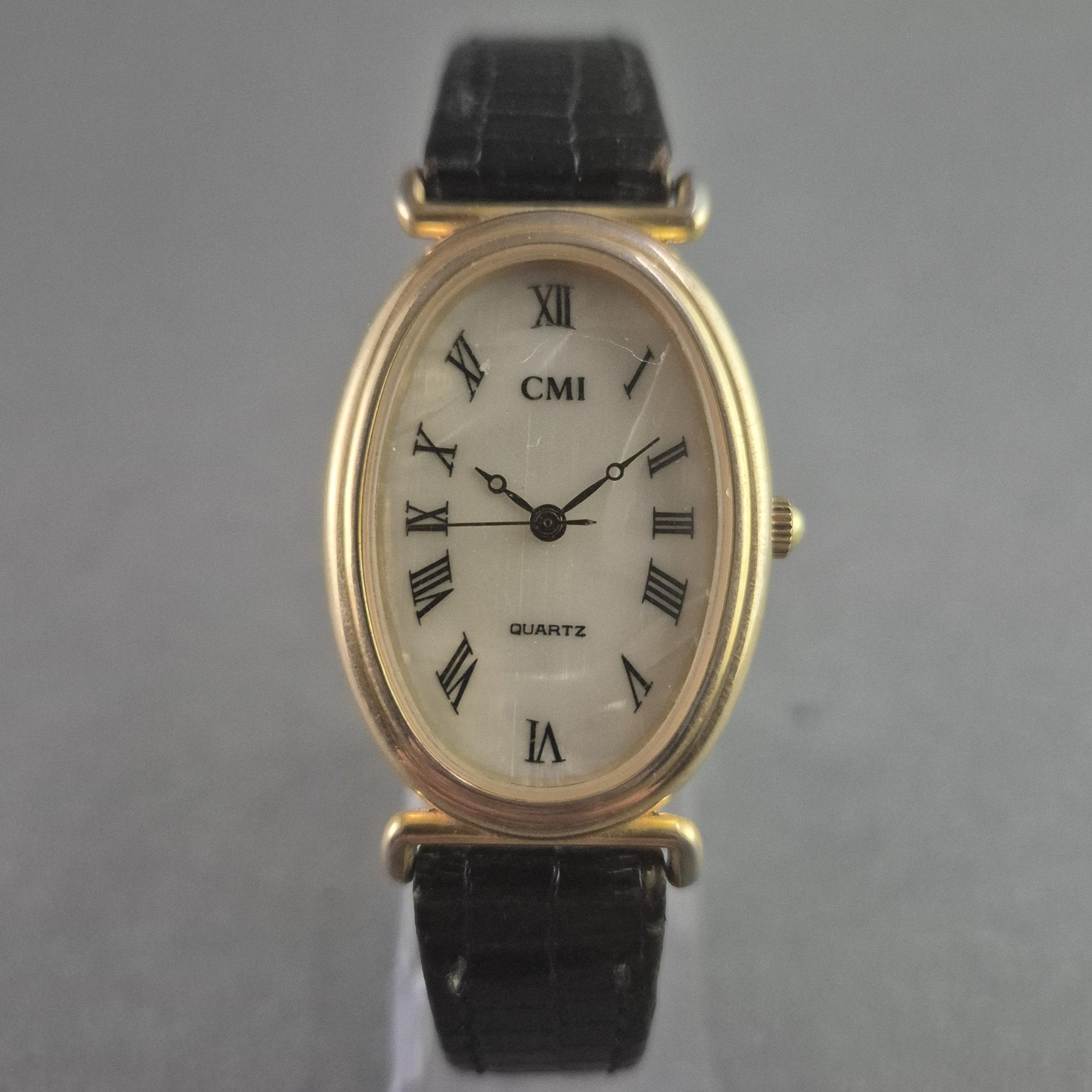 Elegante reloj Cmi para mujer: diseño ovalado dorado con números