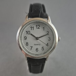 Classic quartz watch – timeless design with leather strap