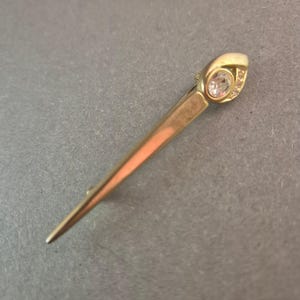 Elegante spilla color oro con strass