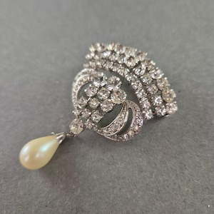 Spilla vintage glamour con strass e perla a goccia