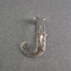 Colgante vintage con la letra "j" de plata 835: elegante monograma.