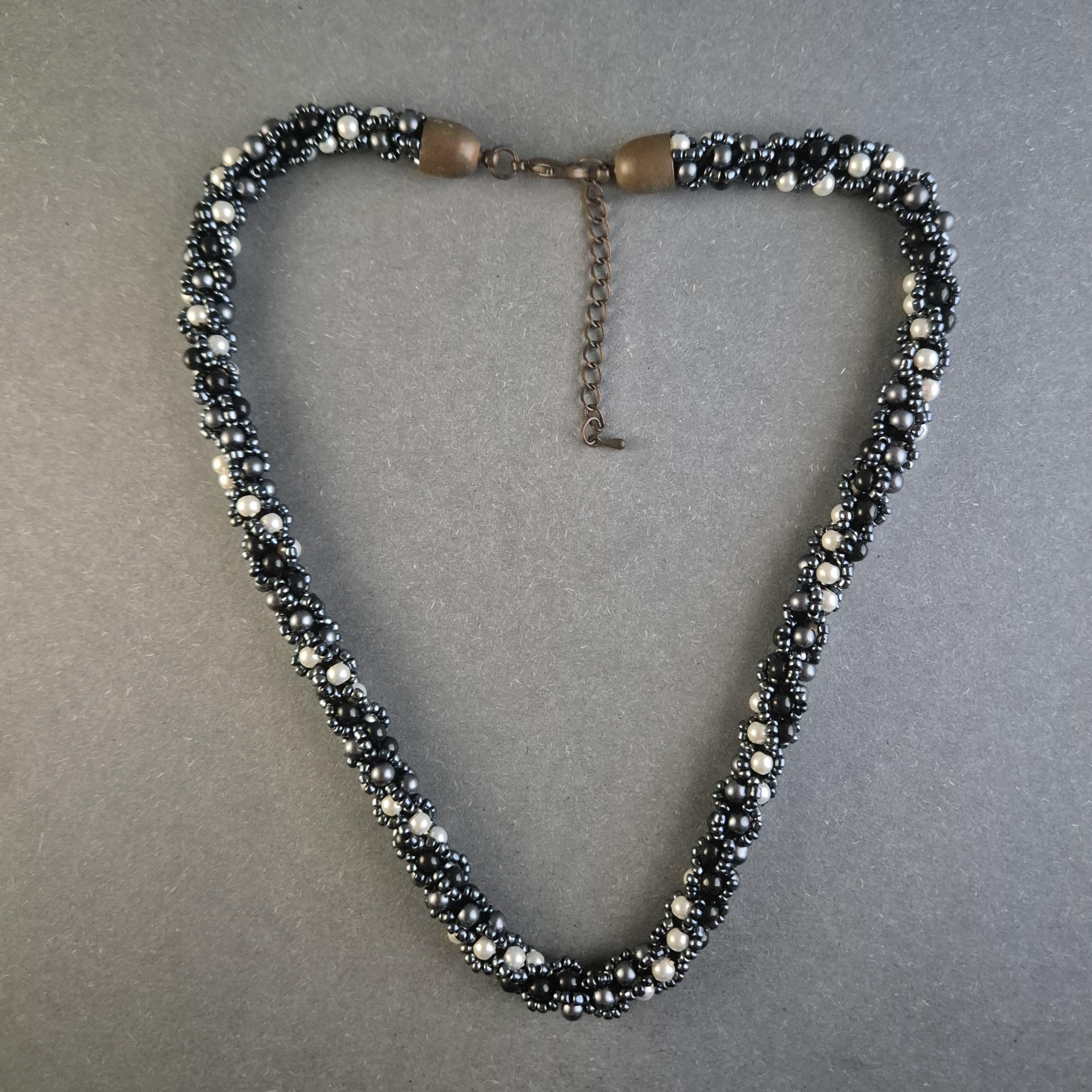 Collier à Refaire Avec Perles Noires & Blanches Nacrées - Kit Loisir Créatif D'occasion