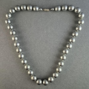 Elegant grey pearl necklace – classic look with a soft shimmer