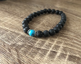 Pode incluir: Um bracelete de pedra de lava preta com um único contas turquesa.