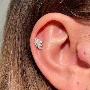 Glitter Leaf Cartilage Earring, Autumn Body Jewelry, Cartilage Piercing, Conch Cartilage,  Minimalist Cartilage Earring for Women, Gıft