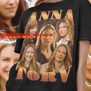 Könnte beinhalten: Ein schwarzes T-Shirt mit einem Grafikdruck von fünf Frauenporträts und dem Text "ANNA ELCOMANDATE TORV".