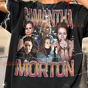 Peut inclure: T-shirt noir avec un graphisme vintage de l'actrice Samantha Morton. Le design comprend plusieurs images de l'actrice et le texte "SAMANTHA MORTON" dans une police rétro. Le t-shirt est à col rond classique.