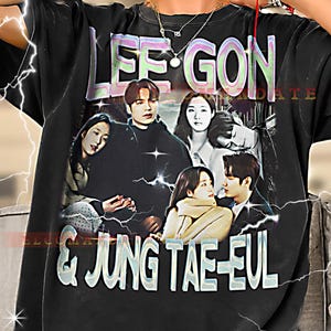 Może przedstawiać: Czarny t-shirt z grafiką przedstawiającą kolaż zdjęć i napis "LEE GON & JUNG TAE-EUL". Projekt zawiera zdjęcia kilku osób. Koszulka jest w ciemnym kolorze.
