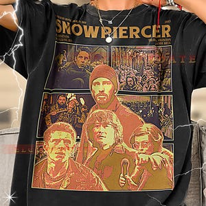 Könnte beinhalten: Schwarzes T-Shirt mit einem Grafikdesign aus dem Film "Snowpiercer". Das Design zeigt eine Collage von Bildern aus dem Film, den Titel und das Jahr 2013. Ein lässiges Kleidungsstück.