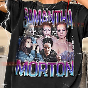 Peut inclure: T-shirt noir avec un graphisme représentant Samantha Morton et son nom dans une police colorée. Le design comprend plusieurs images de l'actrice. Un vêtement décontracté.
