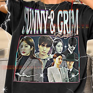 Peut inclure: T-shirt noir avec un graphisme rétro représentant un groupe de personnes et le texte "SUNNY & GRIM Reaper". Le graphisme est encadré de rose. Le t-shirt est porté par une personne.