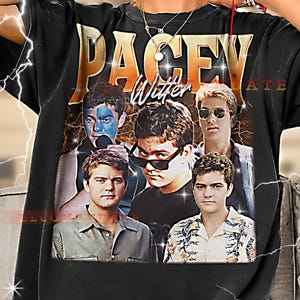 Może przedstawiać: Czarny t-shirt z grafiką w stylu vintage z napisem "PACEY Witter" w złotych literach. Grafika zawiera wiele zdjęć osoby. Koszulka jest noszona.