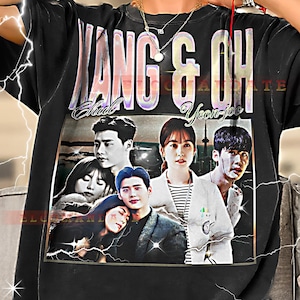 Może przedstawiać: Czarny t-shirt z grafiką koreańskiego dramatu "WANG & OH" i wizerunkami aktorów. Koszulka ma styl vintage z napisem "Yoon-joo" i "Shild".