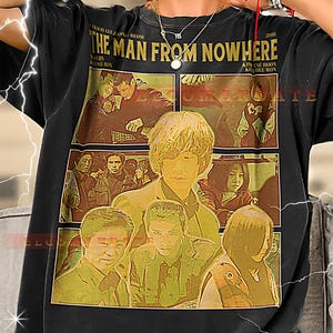 Könnte beinhalten: Schwarzes T-Shirt mit einem Filmplakat-Design. Das Design zeigt den Text "THE MAN FROM NOWHERE" und verschiedene Filmbilder. Das T-Shirt hat einen Vintage-Look.