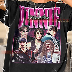 Puede incluir: Camiseta negra con un grupo de jóvenes. La palabra "VINNIE" está en letras rosas grandes, con "Hacker" en verde. Una foto del grupo está en el centro.