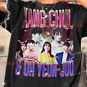 Może przedstawiać: Czarny t-shirt z retro grafiką z napisem "KANG CHUL & OH YEON-JOO" w kolorowej czcionce. Projekt zawiera zdjęcia kilku osób. Koszulka jest noszona przez osobę.