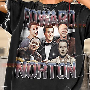 Puede incluir: Camiseta negra con un gráfico de Edward Norton y el texto "EDWARD NORTON". El diseño incluye múltiples imágenes del actor en un estilo retro. La camiseta es de cuello redondo.