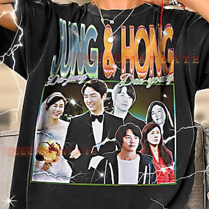 Puede incluir: Camiseta negra con un diseño gráfico retro que presenta el texto "JUNG & HONG" e imágenes de personas. El diseño incluye los nombres "Da-jung" y "Dae-young" en un estilo vintage.