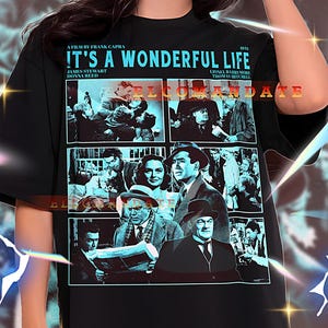Op de afbeelding: Zwart unisex T-shirt met een afbeelding uit de film "It's a Wonderful Life". Het ontwerp bevat de titel van de film, namen van de cast en een collage van zwart-wit filmstills. Het shirt heeft een klassieke ronde hals.