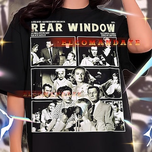 Może przedstawiać: Czarna koszulka unisex z grafiką z filmu "Okno na podwórze" Alfreda Hitchcocka. Projekt zawiera tytuł filmu, obsadę i kolaż czarno-białych zdjęć.