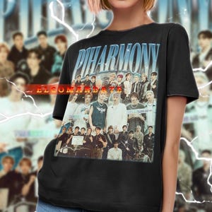 Könnte beinhalten: Schwarzes T-Shirt mit dem Wort "PIHARMONY" in einem Schriftstil im Vintage-Stil. Das Shirt hat eine Collage von Personen auf der Vorderseite. Die Person auf dem Bild trägt eine blaue Jeans.