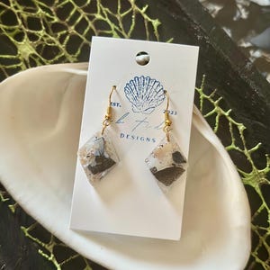 Brinco de diamante com concha de mexilhão da Nova Inglaterra