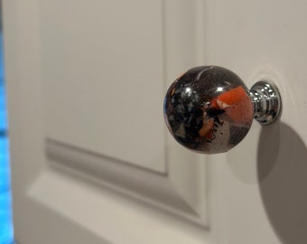 Verpletterde schaal en harsknoppen