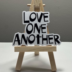 Houd van elkaar, positiviteitsstickers, liefde doet de wereld rondgaan, waterdichte stickers