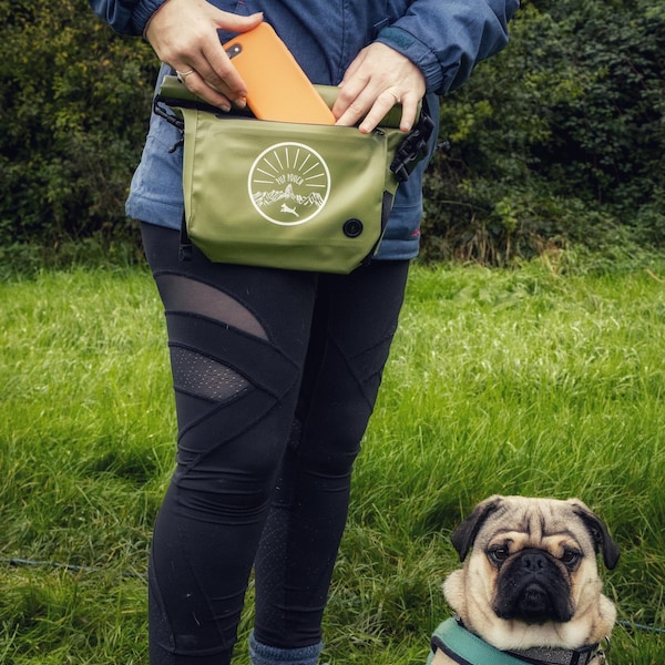 Geurbestendige hondenpoepdrager: handsfree wandeltas met telefoonopbergruimte.