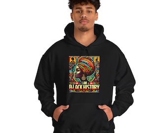 Może przedstawiać: Czarna bluza z kapturem z żywą grafiką kobiety w kolorowej chuście na głowie z napisem "I AM BLACK HISTORY". Projekt zawiera geometryczne wzory i odważne kolory, celebrujące czarną kulturę i dziedzictwo.