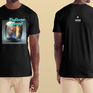 Puede incluir: Camiseta negra con la frase "Future Proof" en turquesa. El gráfico muestra un objeto rectangular transparente con un diseño abstracto y colorido. La parte trasera de la camiseta tiene las letras "HGD" y un logotipo amarillo.