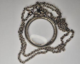 Collier chaîne avec un pendentif loupe au centre