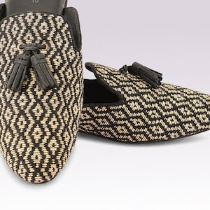 Black and beige mules men&#39;s juttis | handmade mules | men&#39;s shoes
