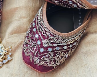 Juttis de seda dupion color granate/rojo oscuro/burdeos/rojo vino - jutti/khussa/mojari/zapatos planos/zapatos de novia punjabi hechos a mano en cuero genuino