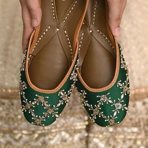 Juttis di seta verde - punjabi jutti/khussa/mojari/scarpe basse/da sposa in vera pelle fatta a mano